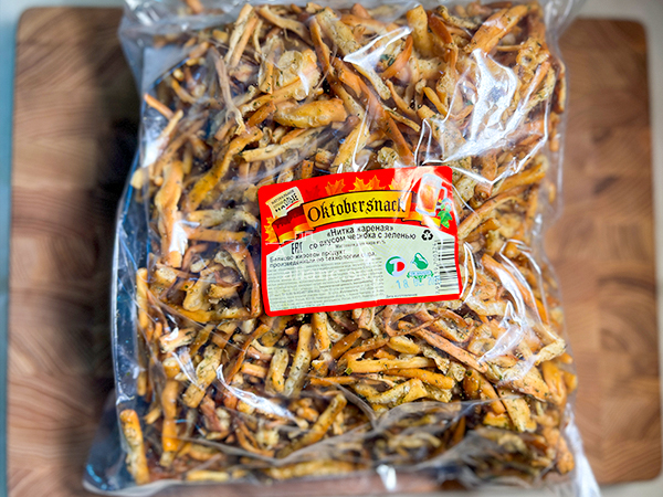 Нитка ЖАРЕНАЯ "Чеснок с зеленью" Oktobtersnak 1 кг (сырный продукт) в Волгограде