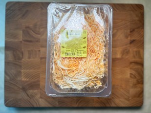 САМУРАЙ паутинка с соусом ТЕРИЯКИ ( из дикого лосося) 500 гр: Сыр Чечил паутинка (икра красная)  500 гр.